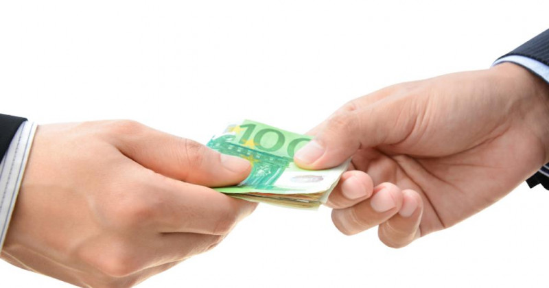 Mani, scambio di una banconota da 100 euro