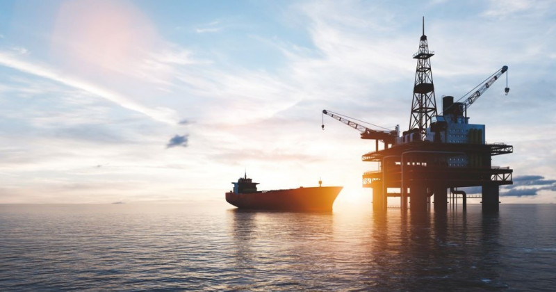 Piattaforma petrolifera in mare e petroliera